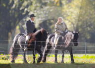 EXKLUSIV - Queen Elizabeth reitet durch den Park