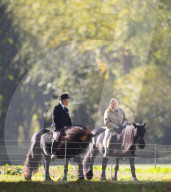 EXKLUSIV - Queen Elizabeth reitet durch den Park