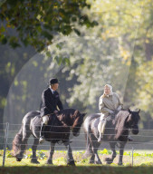 EXKLUSIV - Queen Elizabeth reitet durch den Park
