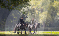 EXKLUSIV - Queen Elizabeth reitet durch den Park
