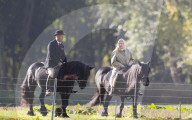 EXKLUSIV - Queen Elizabeth reitet durch den Park