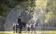 EXKLUSIV - Queen Elizabeth reitet durch den Park