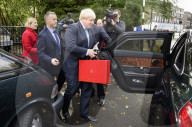 NEWS - London: Boris Johnson verlässt mit einem roten Köfferchen sein Haus