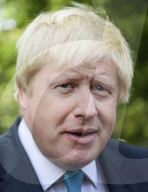 NEWS - London: Boris Johnson verlässt mit einem roten Köfferchen sein Haus