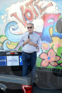 NEWS - USA: Vize-Kandidat Tim Kaine spricht von der Ladefläche eines Pick-Ups in Miami