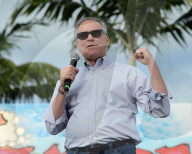 NEWS - USA: Vize-Kandidat Tim Kaine spricht von der Ladefläche eines Pick-Ups in Miami