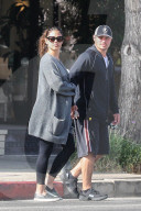 PEOPLE - Schwangere Vanessa Lachey mit Mann Nick in Sherman Oaks unterwegs