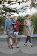 PEOPLE - Michelle Williams mit Mutter und Tochter in Brookyln unterwegs