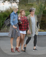 PEOPLE - Michelle Williams mit Mutter und Tochter in Brookyln unterwegs