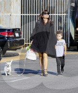 PEOPLE -  Selma Blair mit ihrem kleinen Monster in Studio City unterwegs