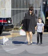 PEOPLE -  Selma Blair mit ihrem kleinen Monster in Studio City unterwegs