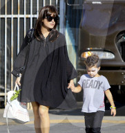 PEOPLE -  Selma Blair mit ihrem kleinen Monster in Studio City unterwegs