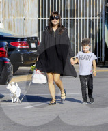 PEOPLE -  Selma Blair mit ihrem kleinen Monster in Studio City unterwegs