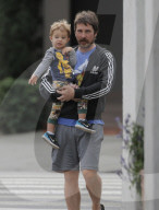 PEOPLE - Daddy on Duty: Christian Bale mit seinem Sohn in Santa Monica unterwegs