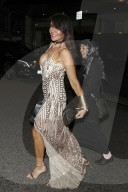 PEOPLE - Wohl absichtlicher Busenblitzer! Lizzie Cundy an den ShowBiz Awards in London