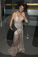 PEOPLE - Wohl absichtlicher Busenblitzer! Lizzie Cundy an den ShowBiz Awards in London