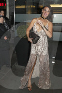PEOPLE - Wohl absichtlicher Busenblitzer! Lizzie Cundy an den ShowBiz Awards in London