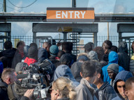 NEWS - Grossbritannien: Jugendliche aus dem 'Jungle Camp' in Calais treffen in London ein