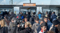 NEWS - Grossbritannien: Jugendliche aus dem 'Jungle Camp' in Calais treffen in London ein