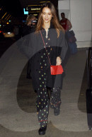 PEOPLE - Jumpsuit Girl: Jessica Alba landet in Los Angeles