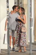 PEOPLE - Love is in the Air: Jenson Button und Freundin Brittny turteln in Bel-Air