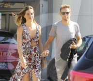PEOPLE - Love is in the Air: Jenson Button und Freundin Brittny turteln in Bel-Air