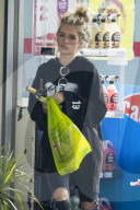 PEOPLE - Lottie Moss kauft sich eine Flasche Wein