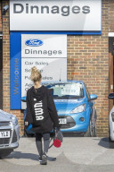PEOPLE - Lottie Moss kauft sich eine Flasche Wein
