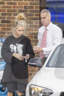 PEOPLE - Lottie Moss kauft sich eine Flasche Wein