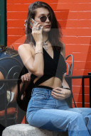 PEOPLE - Bella Hadid beim Lunch mit Freunden in New York