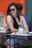PEOPLE - Bella Hadid beim Lunch mit Freunden in New York