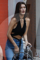 PEOPLE - Bella Hadid beim Lunch mit Freunden in New York