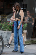 PEOPLE - Bella Hadid beim Lunch mit Freunden in New York