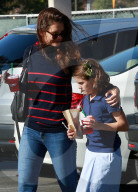 PEOPLE - Katie Holmes bringt Klein Suri in die Schule