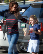 PEOPLE - Katie Holmes bringt Klein Suri in die Schule