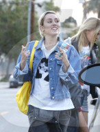 EXC: MILEY CYRUS SHOPPING WITH HER FRIEND