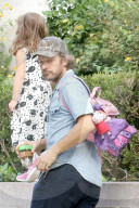 PEOPLE - Peter Sarsgaard spielt mit Klein Gloria auf dem Mäuerchen