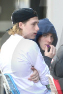 PEOPLE - Brooklyn Beckham und Rocco Ritchie chillens in London