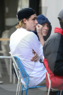 PEOPLE - Brooklyn Beckham und Rocco Ritchie chillens in London