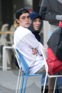 PEOPLE - Brooklyn Beckham und Rocco Ritchie chillens in London