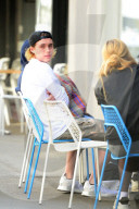 PEOPLE - Brooklyn Beckham und Rocco Ritchie chillens in London