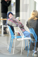 PEOPLE - Brooklyn Beckham und Rocco Ritchie chillens in London