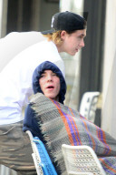 PEOPLE - Brooklyn Beckham und Rocco Ritchie chillens in London