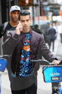 PEOPLE - Vorbildlich: Joe Jonas schiebt sein Velo während er telefoniert