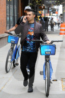 PEOPLE - Vorbildlich: Joe Jonas schiebt sein Velo während er telefoniert