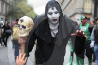 FEATURE - Spider-Dog am Zombiewalk in Mexiko