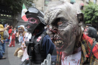 FEATURE - Spider-Dog am Zombiewalk in Mexiko