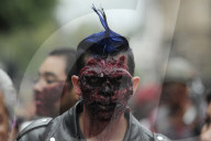 FEATURE - Spider-Dog am Zombiewalk in Mexiko