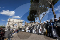 NEWS - Rom: Muslime halten Freitagsgebet aus Protest vor dem Kolosseum