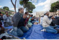 NEWS - Rom: Muslime halten Freitagsgebet aus Protest vor dem Kolosseum